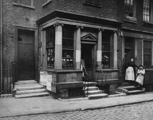 Butikk, Macclesfield Street, ca. 1883